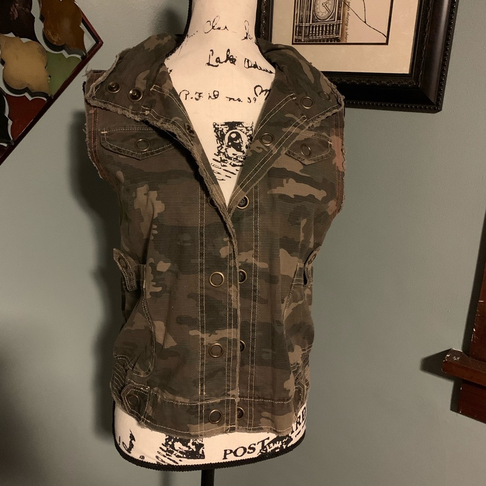 Camo canvas button hooded vest